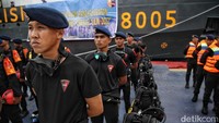 Tampak pasukan Satuan Brimob Polri mengikuti apel tersebut.