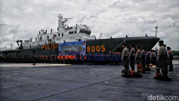 Puluhan pasukan polri melakukan Apel Gelar Pasukan Dalam Rangka Menghadapi Bencana Pada Operasi Lilin 2022 di Tanjung Priok, Jakarta Utara.