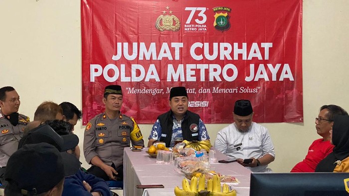 Polda Metro Jaya bersama Polsek Beji bertemu dengan warga di Beji, Depok