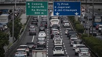Kendaraan melintas di Tol Dalam Kota yang mengarah ke Tol Cikampek di Jakarta, Jumat (30/12/2022). Jasa Marga memprediksi pada 30 Desember 2022 menjadi puncak arus lalu lintas mudik Tahun Baru 2023 di beberapa ruas tol. ANTARA FOTO/Aprillio Akbar  