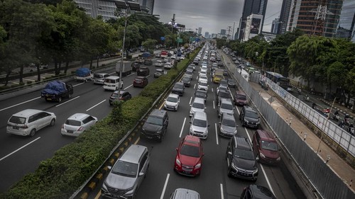Kendaraan (lajur kanan) melintas di Tol Dalam Kota yang mengarah ke Tol Cikampek di Jakarta, Jumat (30/12/2022). Jasa Marga memprediksi pada 30 Desember 2022 menjadi puncak arus lalu lintas mudik Tahun Baru 2023 di beberapa ruas tol Jasamarga Nusantara Tollroad Regional Division (JNTRD). ANTARA FOTO/Aprillio Akbar/rwa.