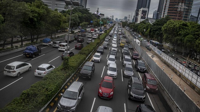 Potret Puncak Arus Liburan Tahun Baru 2023, Ribuan Orang Tinggalkan Jakarta Kendaraan (lajur kanan) melintas di Tol Dalam Kota yang mengarah ke Tol Cikampek di Jakarta, Jumat (30/12/2022). Jasa Marga memprediksi pada 30 Desember 2022 menjadi puncak arus lalu lintas mudik Tahun Baru 2023 di beberapa ruas tol Jasamarga Nusantara Tollroad Regional Division (JNTRD). ANTARA FOTO/Aprillio Akbar/rwa.
