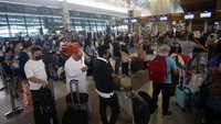 Calon penumpang antre untuk lapor diri di konter pelaporan Terminal 3 Bandara Soekarno Hatta, Tangerang, Banten, Jumat (30/12/2022).  ANTARA FOTO/Muhammad Iqbal  