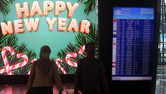 Calon penumpang membawa barang bawaannya menuju konter pelaporan di Terminal 3 Bandara Soekarno Hatta, Tangerang, Banten, Jumat (30/12/2022). PT Angkasa Pura II cabang Bandara Soekarno Hatta mencatat puncak perjalanan liburan Tahun Baru 2023 lewat Bandara Soetta terjadi pada H-1 dengan 948 penerbangan dam penumpang sebanyak 112.056 orang. ANTARA FOTO/Muhammad Iqbal/rwa.