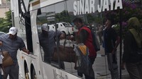 Berdasarkan data pengelola Terminal Bus Terpadu Pulo Gebang, menjelang libur Tahun Baru 2023 jumlah penumpang mengalami kenaikan hingga 60 persen dari rata-rata jumlah penumpang pada hari biasa sebanyak 1.500 orang per hari. ANTARA FOTO/Fakhri Hermansyah  