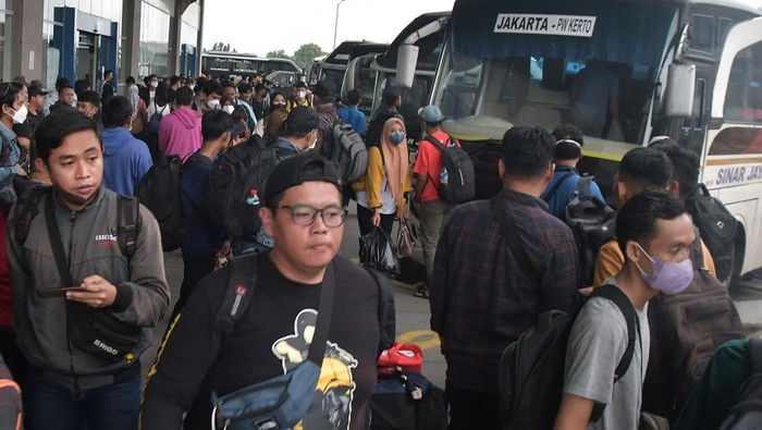 Sejumlah calon penumpang bersiap menaiki bus di Terminal Bus Terpadu Pulo Gebang, Bekasi, Jawa Barat, Jumat (30/12/2022). Berdasarkan data pengelola terminal tersebut, menjelang libur Tahun Baru 2023 jumlah penumpang mengalami kenaikan hingga 60 persen dari rata-rata jumlah penumpang pada hari biasa sebanyak 1.500 orang per hari. ANTARA FOTO/ Fakhri Hermansyah/rwa.