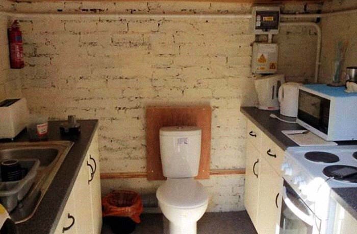 Rancangan Dapur Paling Aneh, Salah Desain Atau Sengaja? Dapur adalah salah satu bagian penting dalam rumah. Apa jadinya kalau dapur dibuat aneh seperti ini.