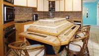 Wow, meja makan di dapur ini dirancang seperti piramida.