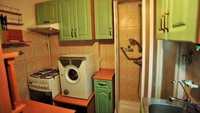 Di dapur ini, memasak bisa sambil mencuci pakaian, lho!