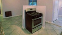 Ada ruang khusus untuk oven di dapur ini. Tapi kenapa terasa janggal ya?