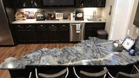 Unik! Meja makan di dapur ini dirancang seperti ‘termakan’ binatang buas.