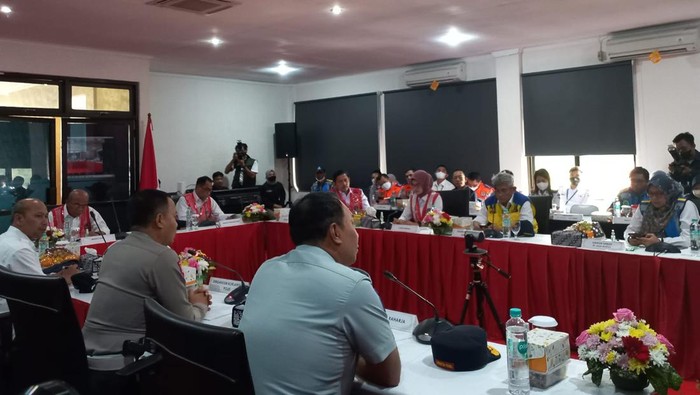 Rapat koordinasi bersama Menko PMK Muhadjir Effendy dan  Menhub Budi Karya Sumadi, di Pos Polisi Cikopo, Jawa Barat, Jumat (30/12/2022).