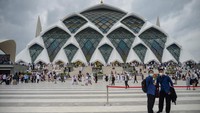 Ribuan jamaah mengikuti salat Jumat di Masjid Al Jabar bersama Gubernur Jawa Barat (Jabar) Ridwan Kamil pada hari ini, Jumat (30/12/2022).