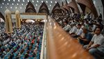Suasana Salat Jumat Perdana di Masjid Raya Al Jabbar Usai Diresmikan