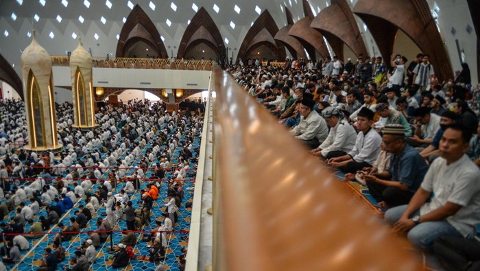 Sejumlah jamaah menyimak  khutbah jumat usai peresmian Masjid Raya Al Jabbar di Gedebage, Bandung, Jawa Barat, Jumat (30/12/2022). Gubernur Jawa Barat Ridwan Kamil meresmikan Masjid Raya Al Jabbar sekaligus menggelar Salat Jumat perdana di Masjid Raya tersebut.