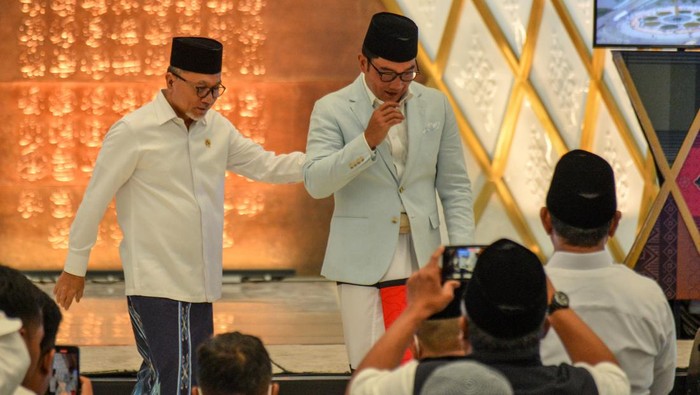 Sejumlah jamaah mendengarkan khutbah jumat usai peresmian Masjid Raya Al Jabbar di Gedebage, Bandung, Jawa Barat, Jumat (30/12/2022). Gubernur Jawa Barat Ridwan Kamil meresmikan Masjid Raya Al Jabbar sekaligus menggelar Salat Jumat perdana di Masjid Raya tersebut.