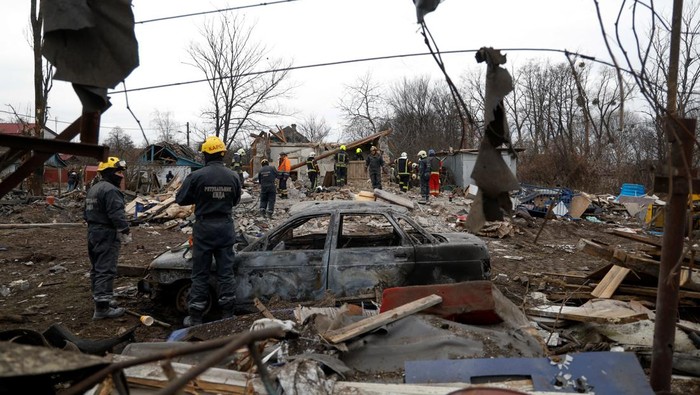 A rescuer rests at a site of a residential house damaged during a Russian missile strike, amid Russias attack on Ukraine, in Kyiv, Ukraine December 29, 2022. REUTERS/Valentyn Ogirenko