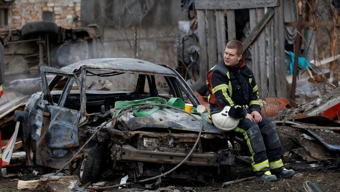 A rescuer rests at a site of a residential house damaged during a Russian missile strike, amid Russias attack on Ukraine, in Kyiv, Ukraine December 29, 2022. REUTERS/Valentyn Ogirenko