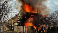 Sebuah rumah di Kyiv, terbakar usai terkena rudal Rusia, Kamis (29/12/2022). Press service of the State Emergency Service of Ukraine/Handout via REUTERS.