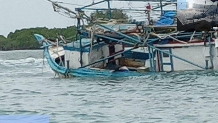 Satu unit kapal cumi tenggelam usai menabrak karang di perairan Kelurahan Pulau Harapan, Kepulauan Seribu, Jakarta. Kapal itu berisi delapan orang penumpang. (Foto Antara)
