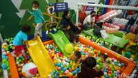 Anak-anak menikmati beragam permain yang dihadirkan Kids Fanfest.