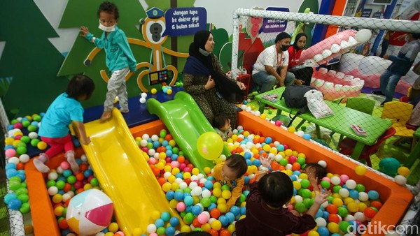 Anak-anak menikmati beragam permain yang dihadirkan Kids Fanfest.