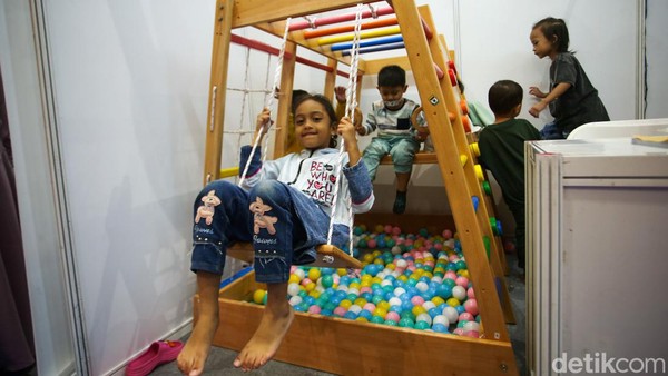 Sejumlah anak bermain bersama di Kids Fanfest, JCC, Jakarta, Jumat (30/12/2022).