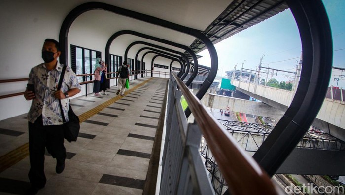 Skywalk Lebak Bulus yang menghubungkan Stasiun MRT Lebak Bulus dengan Poins Square, Jakarta sudah bisa dilintasi. Ini foto-fotonya.
