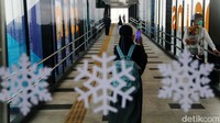 Ada juga yang mengabadikan foto keluarganya di dalam skywalk.