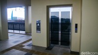 Skywalk Lebak Bulus telah dilengkapi dengan fasilitas lift.