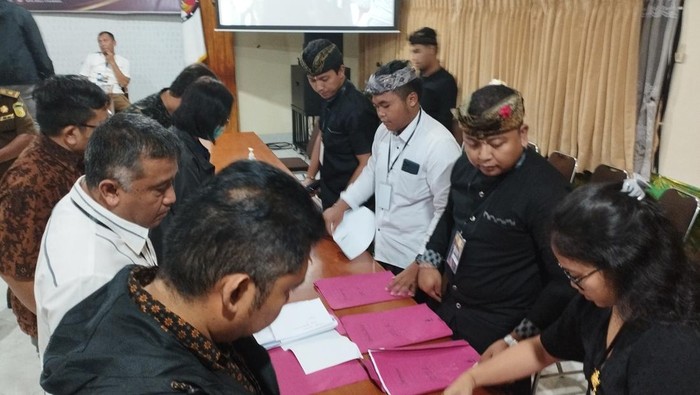 Suasana tim KPU Bali mengecek berkas persyaratan salah satu bakal calon anggota DPD RI, I Putu Eka Mahardika, Jumat (30/12/2022) dini hari Wita. Foto: Nuranda Indrajaya/detikBali.
