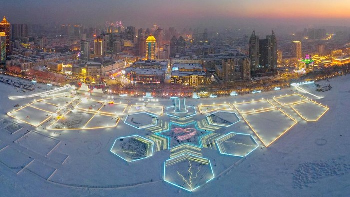 Sungai Beku di China Berhias Lampu LED Bentuk Kepingan Salju HARBIN, CHINA - DECEMBER 29: LED light strips forming in the shape of snowflake are illuminated during the 5th Songhua River Ice and Snow Carnival on December 29, 2022 in Harbin, Heilongjiang Province of China. (Photo by VCG/VCG via Getty Images)