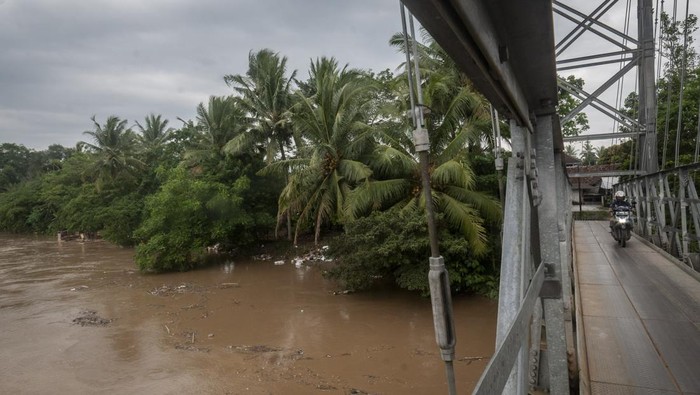 Sungai Ciujung Meluap, Warga Dihimbau untuk Waspada Kondisi luapan Sungai Ciujung di Bendungan Pamarayan, Kabupaten Serang, Banten, Jumat (30/12/2022). Intensitas hujan tinggi yang mengguyur kawasan kawasan hulu Sungai Ciujung malam hari membuat tinggi muka air Sungai Ciujung mengalami peningkatan dan mencapai 120 cm atau siaga 2. ANTARA FOTO/Muhammad Bagus Khoirunas/rwa.