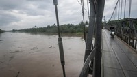 Hal ini dikarenakan intensitas hujan tinggi yang terus mengguyur kawasan hulu Sungai Ciujung malam hari.