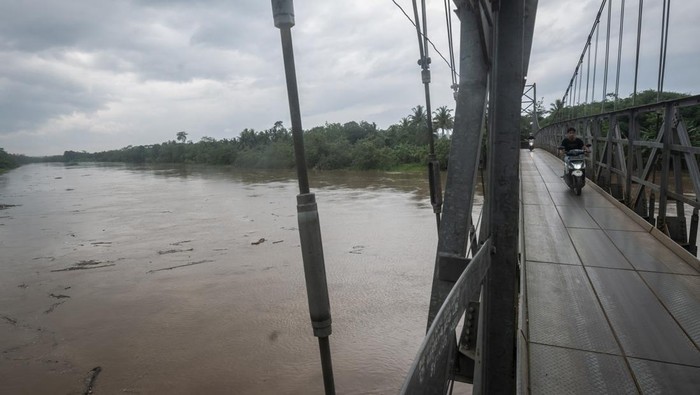 Kondisi luapan Sungai Ciujung di Bendungan Pamarayan, Kabupaten Serang, Banten, Jumat (30/12/2022). Intensitas hujan tinggi yang mengguyur kawasan kawasan hulu Sungai Ciujung malam hari membuat tinggi muka air Sungai Ciujung mengalami peningkatan dan mencapai 120 cm atau siaga 2. ANTARA FOTO/Muhammad Bagus Khoirunas/rwa.