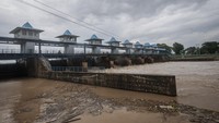 Kondisi luapan sungai Ciujung di Bendungan yang mengalami peningkatan dan mencapai 120 cm atau siaga 2. 