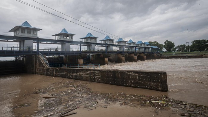 Sungai Ciujung Meluap, Warga Dihimbau untuk Waspada Kondisi luapan Sungai Ciujung di Bendungan Pamarayan, Kabupaten Serang, Banten, Jumat (30/12/2022). Intensitas hujan tinggi yang mengguyur kawasan kawasan hulu Sungai Ciujung malam hari membuat tinggi muka air Sungai Ciujung mengalami peningkatan dan mencapai 120 cm atau siaga 2. ANTARA FOTO/Muhammad Bagus Khoirunas/rwa.