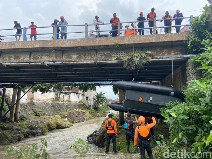 sungai jompo meluap gerus pemakaman di jember