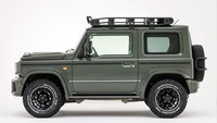 Beberapa part yang bikin Jimny makin ganteng maksimal karena penggunaan aksesori air intake dan aksen metal pada bumper, dan velg ala BBS yang di-finishing warna hitam. Little G Aventura juga mendapatkan rak atap yang lebih besar dengan lampu ekstra, penutup roda cadangan yang kokoh, dan lampu belakang LED modern. Foto: Dok. DAMD