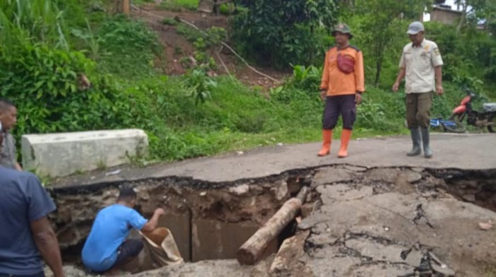 Tanah amblas di Jasinga, Bogor usai hujan deras.