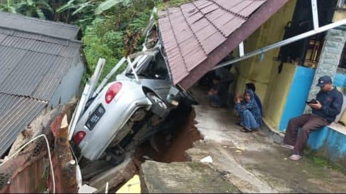Tembok penahan tanah di Puncak Bogor longsor seret mobil warga (dok. BPBD Kabupaten Bogor)