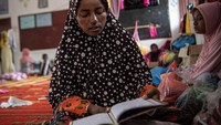 Para wanita pun ada yang membaca Al Quran di dalam ruang kelas.  