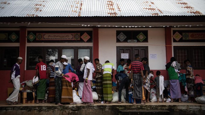 Tengok Aktivitas Pengungsi Rohingya di Pidie Aceh Sebelum Dipindah Sejumlah imigran etnis Rohingya terlihat di lokasi penampungan sementara di SMP Negeri 2 Curei, Gampong Curei, Kecamatan Muara Tiga, Kabupaten Pidie, Aceh, Jumat (30/12/2022).