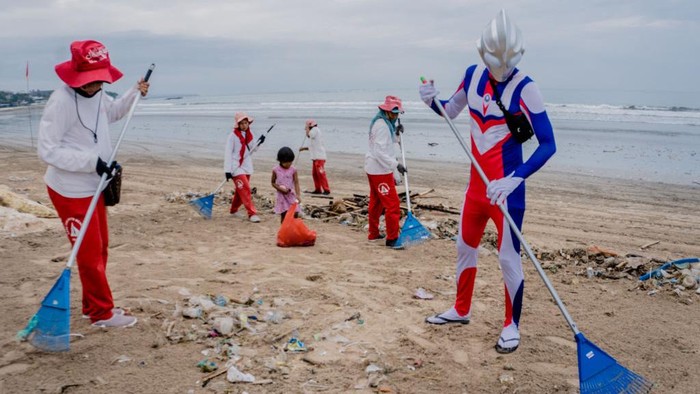Hiromasa, who works in the environmental sector, was motivated to take action after seeing news reports about the poor condition of the beach. He has also participated in similar social activities in other countries, including Hong Kong, India, and Hawaii.

His efforts to clean the environment have been widely praised. As he continues his work, Hiromasa serves as a reminder of the importance of individual actions in creating a positive environmental impact. (Photo by Keyza Widiatmika/NurPhoto via Getty Images)