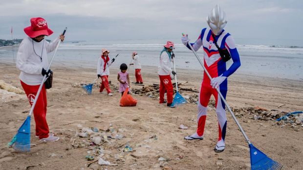 Hiromasa, who works in the environmental sector, was motivated to take action after seeing news reports about the poor condition of the beach. He has also participated in similar social activities in other countries, including Hong Kong, India, and Hawaii.His efforts to clean the environment have been widely praised. As he continues his work, Hiromasa serves as a reminder of the importance of individual actions in creating a positive environmental impact. (Photo by Keyza Widiatmika/NurPhoto via Getty Images)