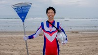 Sosok di balik kostum Ultraman tersebut diketahui bernama Suzuki Hiromasa (37) yang berasal dari Jepang, negara tempat superhero Ultraman muncul. Pria yang akrab disapa Masa ini menceritakan, aksi bersih-bersih sampah yang dilakukan murni karena kesadaran sendiri. Masa ingin membantu Bali karena sampah yang terdampar di saat musim hujan ini adalah salah satu yang terbesar di dunia. 