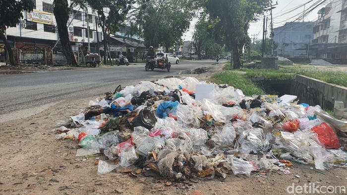 Tumpukan sampah di ruas jalan protokol Pekanbaru. (Raja Adil Siregar/detikSumut)