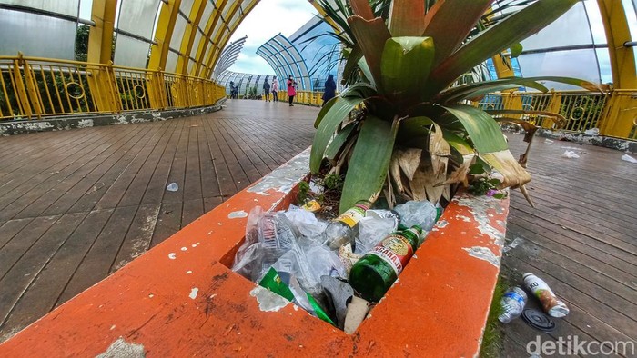 Tumpukan sampah di Skywalk Sabilulungan, Soreang, Kabupaten Bandung.