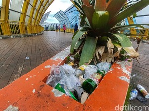 Duh! Sampah Menumpuk di Kawasan Skywalk Munara 99 Bandung
