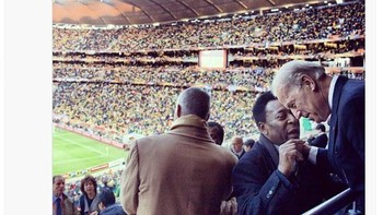 Untuk olahraga yang menyatukan dunia tidak seperti yang lain, kebangkitan Pelé dari awal yang sederhana menjadi legenda sepak bola adalah kisah tentang apa yang mungkin terjadi. Hari ini, Jill dan saya memikirkan keluarganya dan semua orang yang mencintainya tulis Presiden Joe Biden. Foto: screenshot/detikINET